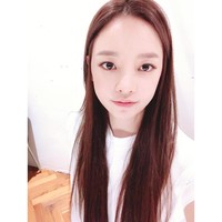 Goo Hara juga rajin merawat kulitnya dengan bahan-bahan alami. Wanita 27 tahun yang sedang terlilit kasus penganiayaan dan skandal video seks itu mengandalkan irisan ketimun segar sebagai masker wajah. Foto: Instagram/@koohara__