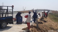 Di sepanjang ruas tol Ngawi Mantingan sepanjang 34,2 Km nampak aktivitas pekerja sedang menyelesaikan pembangunan.