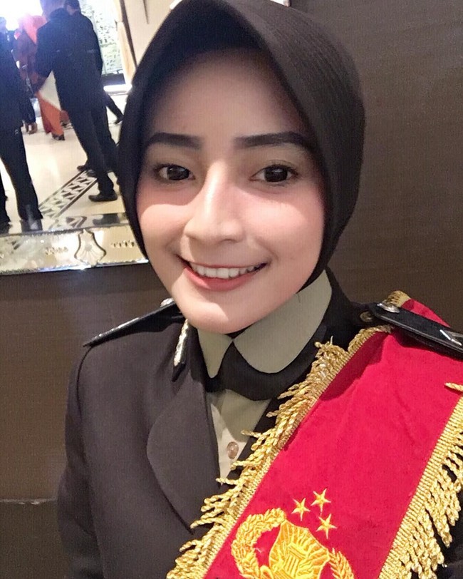 “Jadi ini yang buat gula darah gue nggak turun-turun (Ya Allah kuatkan iman hamba-Mu ini),” tulis pengguna akun Instagram bernama Abdul Jabar di salah satu foto Adelia. Foto: Instagram/adelianirwanaa