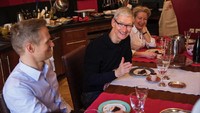 Tim dan dua rekannya tengah asyik menikmati kudapan. Di depan Tim Cook ada sepiring cake cokelat dan secangkir espresso. Foto: twitter @tim_cook