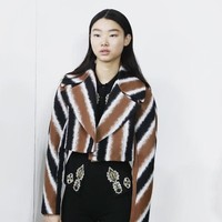 Masih dari Milan, celana sepeda di koleksi Roberto Cavalli muncul dengan motif bernuansa etnik. Cropped blazer bermotif garis dan kemeja hitam menjadi andalannya. (Foto: Getty Images)