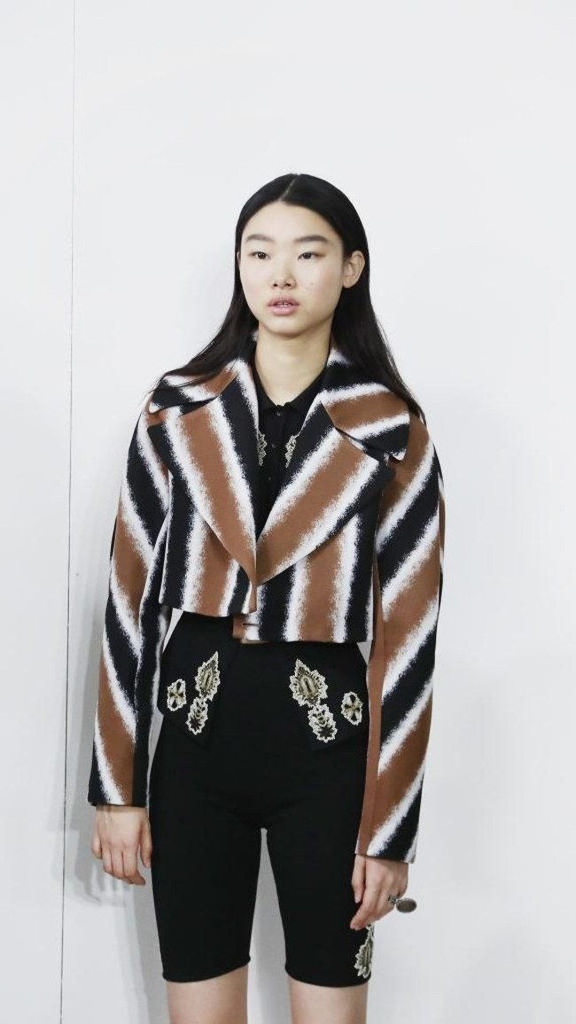 Masih dari Milan, celana sepeda di koleksi Roberto Cavalli muncul dengan motif bernuansa etnik. Cropped blazer bermotif garis dan kemeja hitam menjadi andalannya. (Foto: Getty Images)