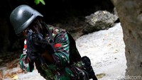17 Personel yang berangkat dibagi menjadi tiga kelompok, yakni pengaman, penyerbu, dan bantuan. 