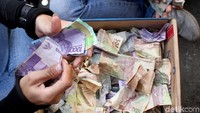 Beberapa driver ojol pun akan ikut langsung menyerahkan hasil donasi. Hasil penggalangan dana di Jakarta itu dalam sehari ini mencapai Rp 2.493.300.