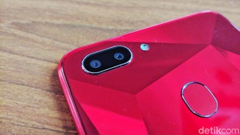 Terdapat kamera ganda di bagian belakang berukuran 13 MP (f/2.2) dan 2 MP (f/2.4). Selain itu ada sensor sidik jari. Foto: Adi Fida Rahman/detikINET
