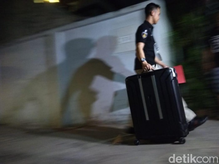 Geledah Rumah Ratna Sarumpaet Polisi Bawa Laptop Hingga Nota