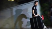 Polisi membawa barang bukti dari rumah Ratna Sarumpaet (Foto: Rifkianto Nugroho)