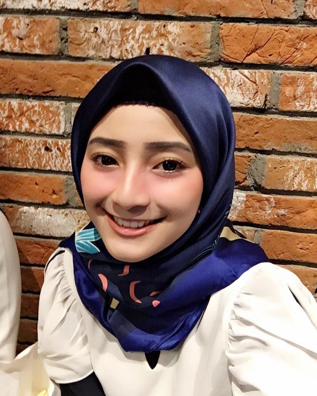 Polwan yang bekerja di Satlantas Polresta Yogyakarta itu kini tampil berhijab di Instagram-nya. Ia menghapus foto-fotonya yang tidak berhijab di Instagram. Foto: Instagram/adelianirwanaa