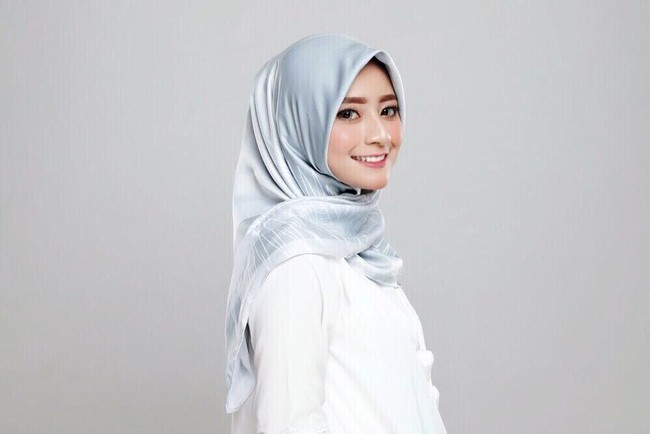 Adelia juga tak melewarkan tren hijab segi empat motif yang banyak dipakai hijabers. Warna hijab yang ia pakai selalu selaras dengan busananya. Foto: Instagram/adelianirwanaa