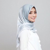 Adelia juga tak melewarkan tren hijab segi empat motif yang banyak dipakai hijabers. Warna hijab yang ia pakai selalu selaras dengan busananya. Foto: Instagram/adelianirwanaa