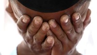 Tampak salah seorang warga sekaligus korban gempa dan tsunami Palu berdoa usai melaksanakan Salat Jumat di pengungsian. Athit Perawongmetha/Reuters.