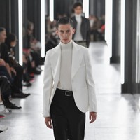 Salah satu model transgender yang berlenggang di catwalk Louis Vuitton adalah Jessica Espinosa. Ia terlahir sebagai perempuan, namun mengalami transisi saat beranjak dewasa sehingga menjadi seperti laki-laki. Ini adalah pengalaman pertamanya jadi model untuk label sekelas Louis Vuitton. Dengan gaya maskulinnya, ia memeragakan setelan formal bergaya minimalis. (Foto: Pascal Le Segretain/Getty Images)