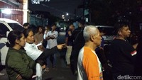 Warga memadati kediaman Ratna Sarumpaet yang digeledah polisi, Jumat (5/10) dini hari. (Yulida-detikcom)
