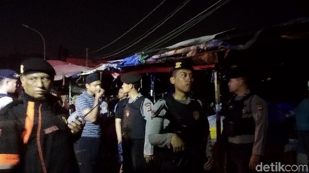 Polisi berjaga di lokasi kebakaran Pasar Sederhana Bandung.