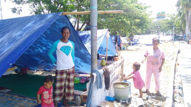 Rusman bersama dua cucunya