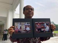Sutopo menunjukkan foto bersama Jokowi / 