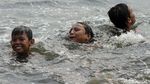 Serunya Berenang di Kanal Banjir Barat