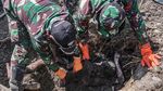 Momen Saat Anggota TNI Evakuasi Korban Gempa yang Tertelan Bumi