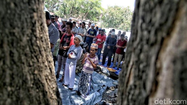 Warga Palu Gelar Salat Jumat di Pengungsian