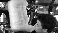Kira-kira begini pose serius Shawn, saat berusaha menghabiskan permen kembang gula yang berukuran lebih besar dari kepalanya. Foto: Instagram @shawnmendes