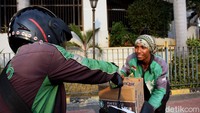 Tampak sejumlah pengandara ojol lainnya turut memberikan bantuan.