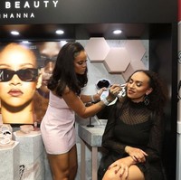 Selain merayakan hari jadi Fenty Beauty dan memperkenalkan produk baru, Rihanna juga menyempatkan jadi tukang rias para fans yang datang. Foto: Getty Images