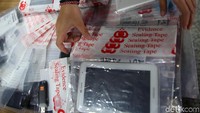 Petugas menggelar barang bukti yang diamankan dari para pelaku.