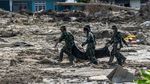 Momen Saat Anggota TNI Evakuasi Korban Gempa yang Tertelan Bumi