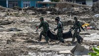 Jenazah yang berhasil diangkat dievakuasi ke rumah sakit. Carl Court/Getty Images.