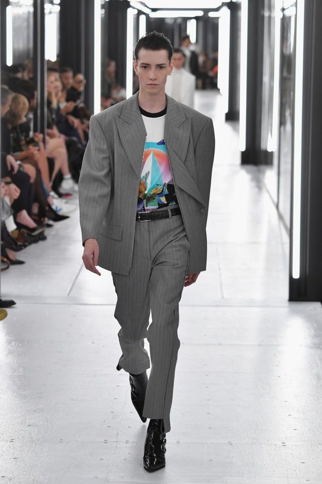 Jay Espinosa terlahir sebagai wanita dengan nama Jessica Espinosa. Awalnya dia tak pernah berpikir untuk jadi model. Namun itu berubah sampai seorang agensi menghubunginya. Ia pernah dipilih langsung oleh creative director Nicolas Ghesquiere untuk berjalan di fashion show Louis Vuitton pada Oktober 2018. Foto: Pascal Le Segretain/Getty Images