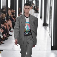 Jay Espinosa terlahir sebagai wanita dengan nama Jessica Espinosa. Awalnya dia tak pernah berpikir untuk jadi model. Namun itu berubah sampai seorang agensi menghubunginya. Ia pernah dipilih langsung oleh creative director Nicolas Ghesquiere untuk berjalan di fashion show Louis Vuitton pada Oktober 2018. Foto: Pascal Le Segretain/Getty Images