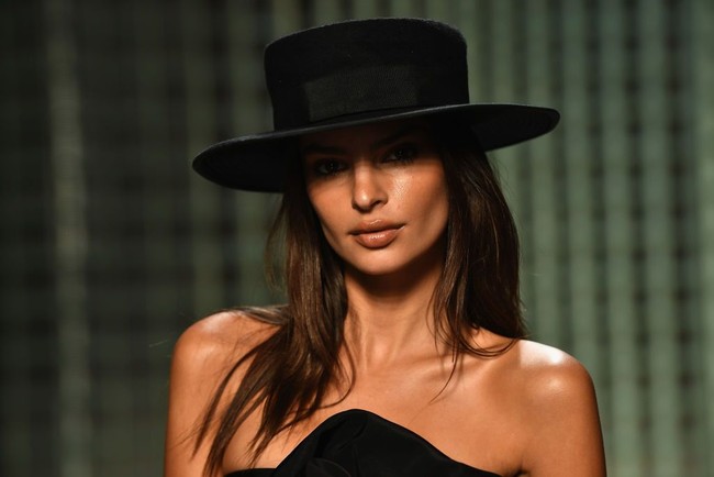 Emily Ratajkowski memang cukup aktif menyuarakan hak dan emansipasi wanita. Ia juga mengutuk keras segala bentuk pelecehan seksual yang merendahkan wanita. Foto: Getty Images