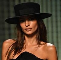 Emily Ratajkowski memang cukup aktif menyuarakan hak dan emansipasi wanita. Ia juga mengutuk keras segala bentuk pelecehan seksual yang merendahkan wanita. Foto: Getty Images