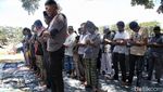 Warga Palu Gelar Salat Jumat di Pengungsian