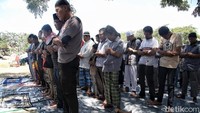 Sejumlah warga menunaikan ibadah Salat Jumat di Halaman Masjid Agung kota Palu, Sulawesi Tengah.