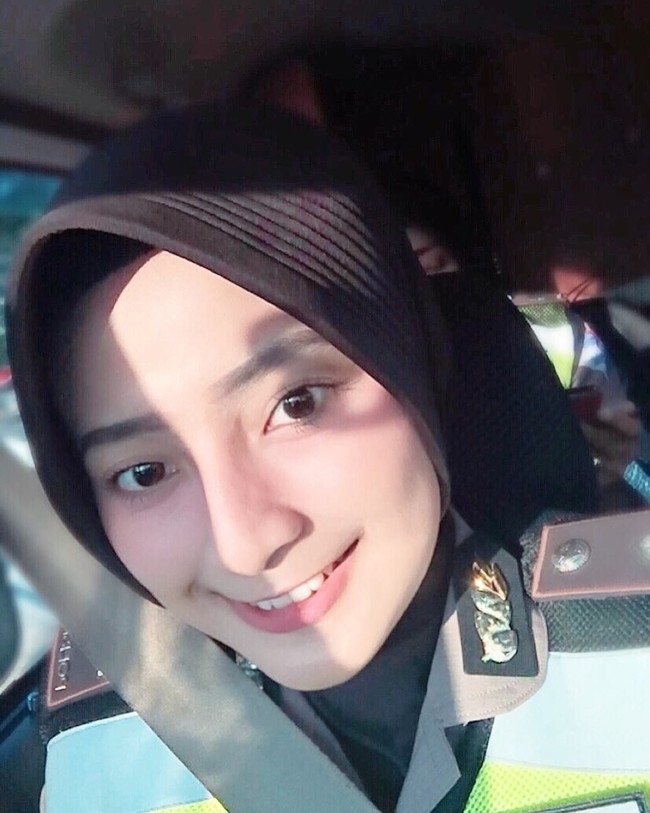 Penampilannya pun tetap manis dan menuai pujian. Beberapa netizen mengaku tidak fokus berkendara di jalan jika melihat polwan cantik seperti ini. Foto: Instagram/adelianirwanaa