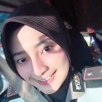 Penampilannya pun tetap manis dan menuai pujian. Beberapa netizen mengaku tidak fokus berkendara di jalan jika melihat polwan cantik seperti ini. Foto: Instagram/adelianirwanaa