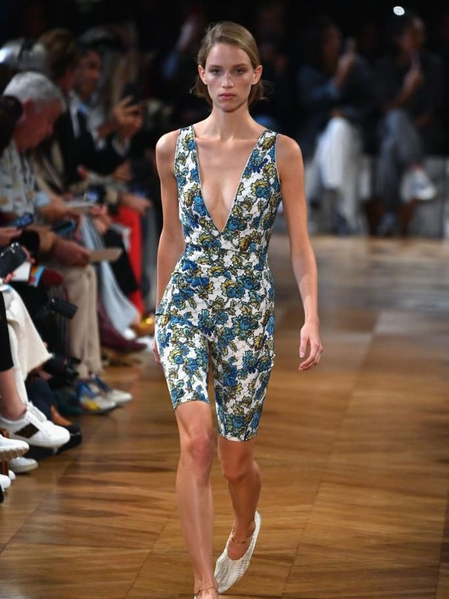 Desainer Stella McCartney juga menyelipkan celana sepada untuk koleksi Spring 2019 yang dipamerkan di Paris Fashion Week. Salah satunya hadir dalam motif bernuansa floral dengan atasan senada. (Foto: Getty Images)