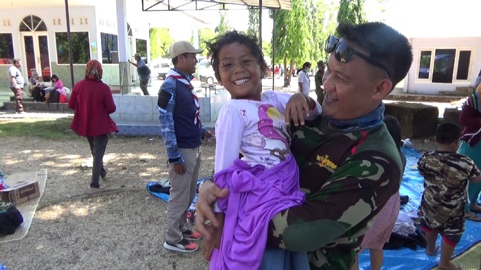 Bahagianya Serda Firman Lihat Korban Gempa Palu Kembali Tersenyum