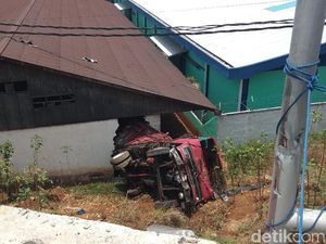 Hantam Pembatas Jalan, Truk Terjun Bebas 10 Meter di Semarang