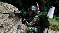 Para tentara terus berderap, terkadang mereka sembunyi di balik batu karang dan mengamati kondisi di depannya. Senjata mereka pegang, seolah siap digunakan, namun tentu saja semuanya terkendali. Setelah kondisi dipastikan aman, mereka melangkah.