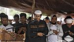 Warga Palu Gelar Salat Jumat di Pengungsian