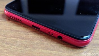 Bagian bawah terdapat jack audio 3,5 mm, microUSB dan speaker. Foto: Adi Fida Rahman/detikINET