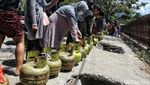 Warga Palu Antre Elpiji 3 Kg