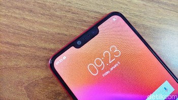 Bagian atas terdapat notch untuk menempatkan kamera selfie berukuran 8 MP. Foto: Adi Fida Rahman/detikINET