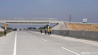 Karena masih pengerjaan di ruas tol Ngawi-Sragen, pengendara di tol dari arah Madiun harus keluar Ngawi.