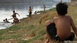 Serunya Berenang di Kanal Banjir Barat