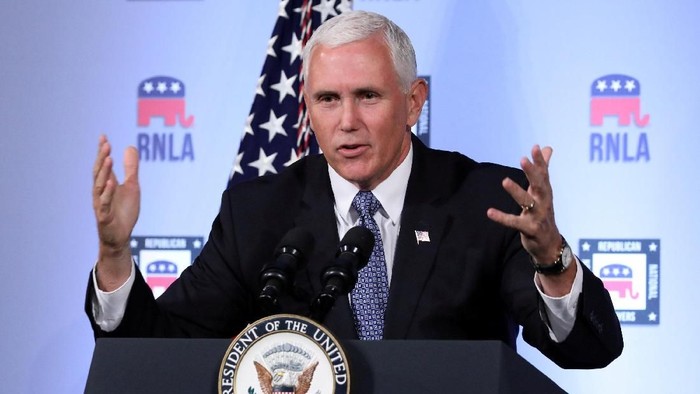 FILE PHOTO: U.S. Vice President Mike Pence delivers a speech at the Republican National Lawyers Association (RNLA) in Washington, U.S., August 24, 2018. REUTERS/Chris Wattie/File Photo