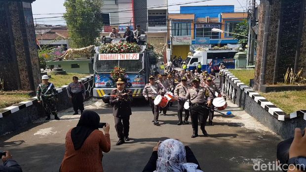 HUT TNI di Sukabumi, Water Canon Disulap Jadi Panggung Musik