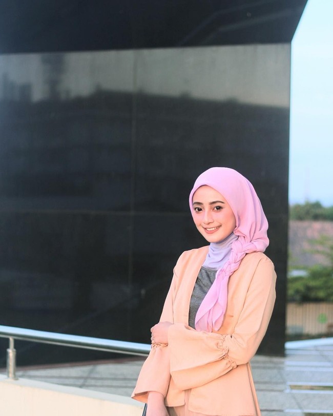 Memakai outer dengan lengan lonceng yang sedang tren dipadukan hijab yang dikepang di satu sisi membuat Adelia tampak manis dan muda. Foto: Instagram/adelianirwanaa